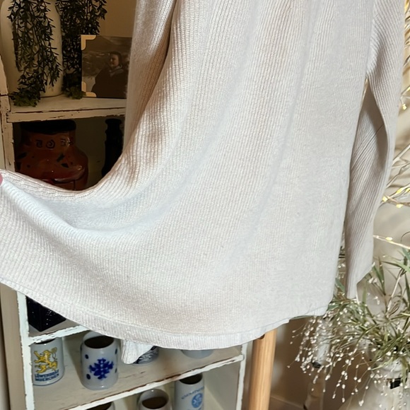 Vince L 100%Cashmere Light beige,slightly ribbed,wide hem,a little flowy So soft - Picture 5 of 5